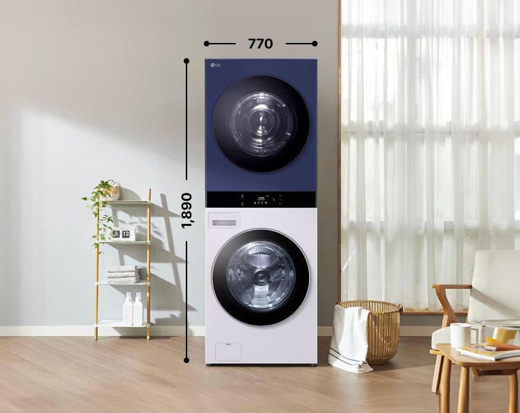 LG 워시타워. 파란색 건조기와 흰색 세탁기가 세로로 쌓인 타워형 제품입니다. 높이는 1890mm, 폭은 700mm입니다. 옆에는 선반과 세탁 바구니가 있습니다. 이 이미지는 소비자의 이해를 돕기 위한 연출된 이미지입니다.