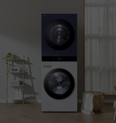 건조기는 파란색, 세탁기는 흰색의 LG 워시타워 이미지. 제품 왼쪽에는 수건보관대, 제품 오른쪽에는 수건 보관대가 놓여져있고 그 옆에는 머그컵과 책이 놓여진 협탁과 흰색 의자가 있습니다.