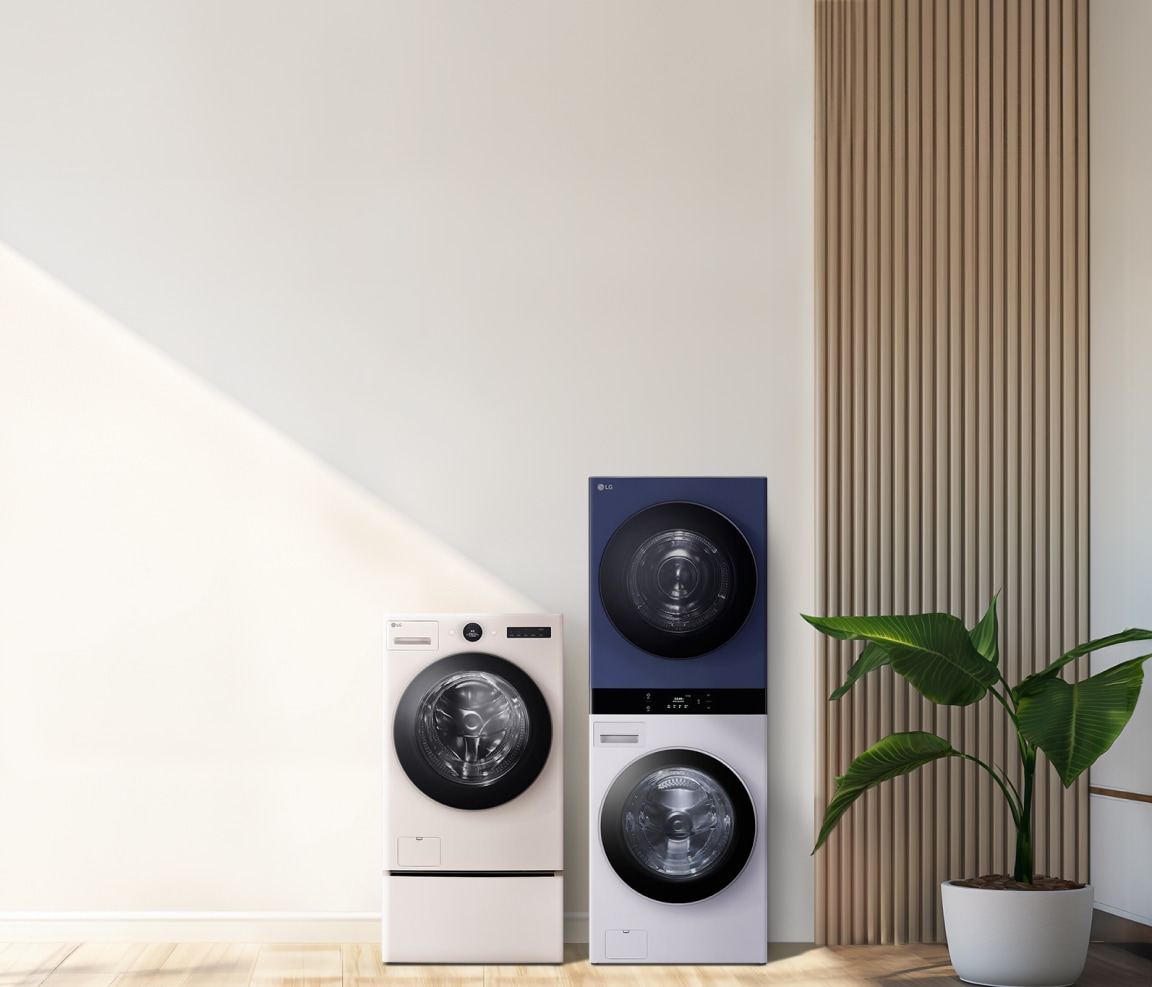 이 이미지는 LG 워시타워와 한 대의 LG 워시콤보를 보여준다. 워시타워는 세탁기와 건조기 한 세트는 쌓여 있고, 워시콤보 세탁기는 따로 배치되어 있다. 오른쪽엔 식물이 있고, 왼쪽엔 큰 창문이 있다.