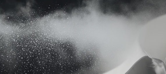 하얀 셔츠에 강력한 스팀이 분사되는 장면.