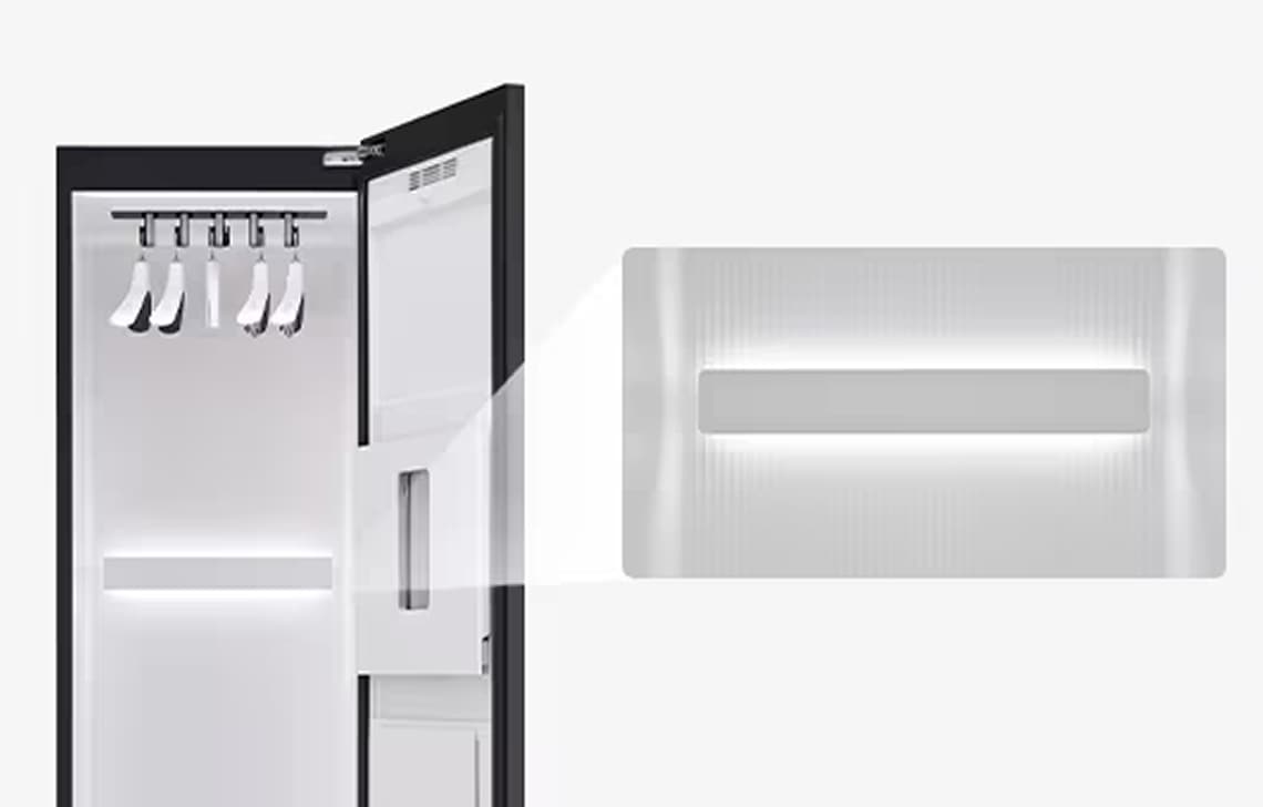 LG 스타일러 내부에 LED 라이팅이 적용된 모습.