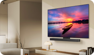 거실 벽에 LG 올레드 TV가 설치되어 있으며, TV 화면에는 노을이 지는 호수 위에 나룻배가 떠 있는 풍경이 선명하게 표시된 모습.
