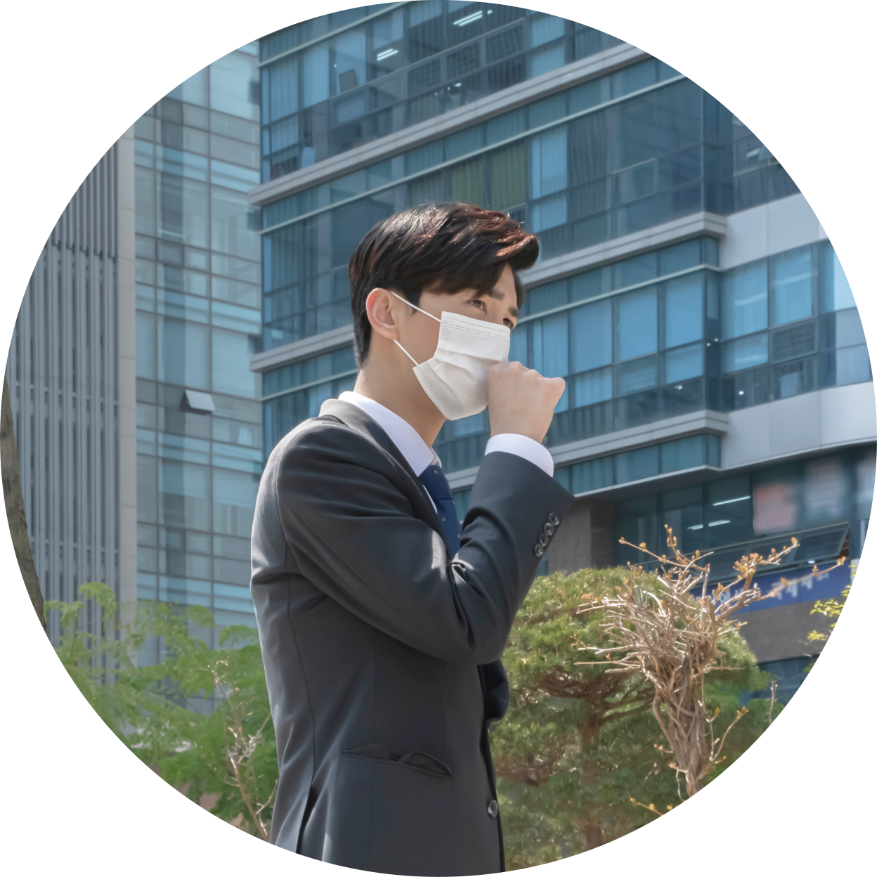 마스크를 쓰고 재채기를 하고 있는 사람 모습.