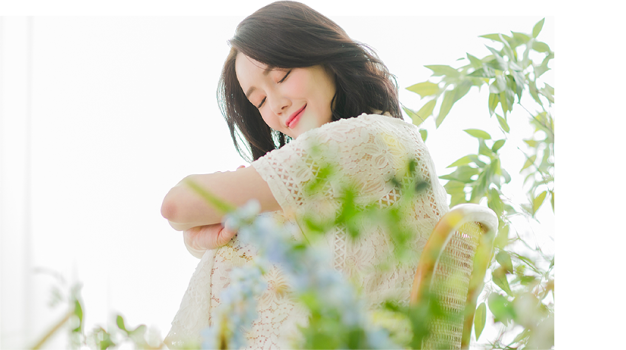 의자에 앉은 채 눈을 감고 있는 사람 모습.