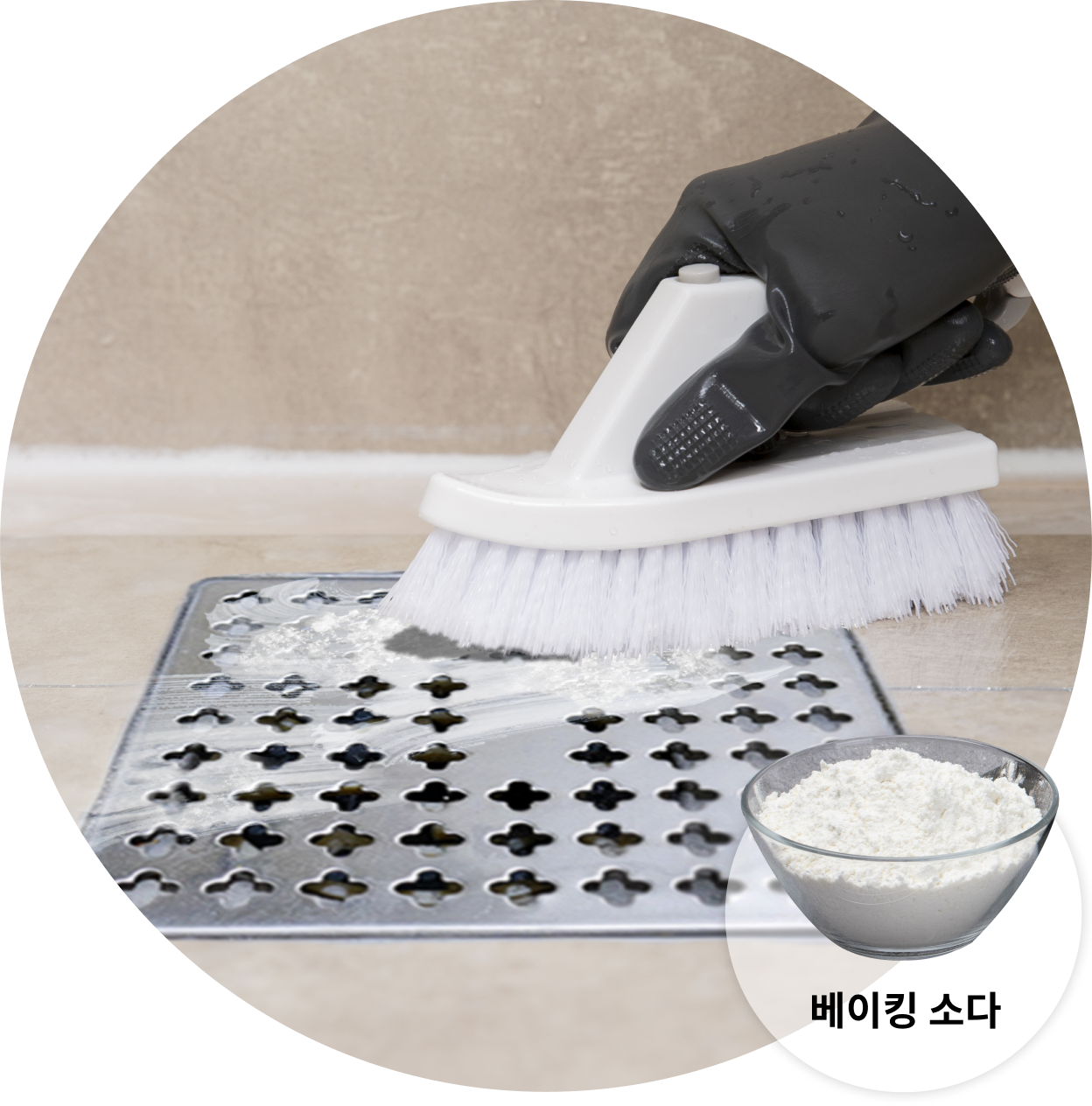 욕실 솔과 베이킹 소다로 배수구를 닦고 있는 모습 