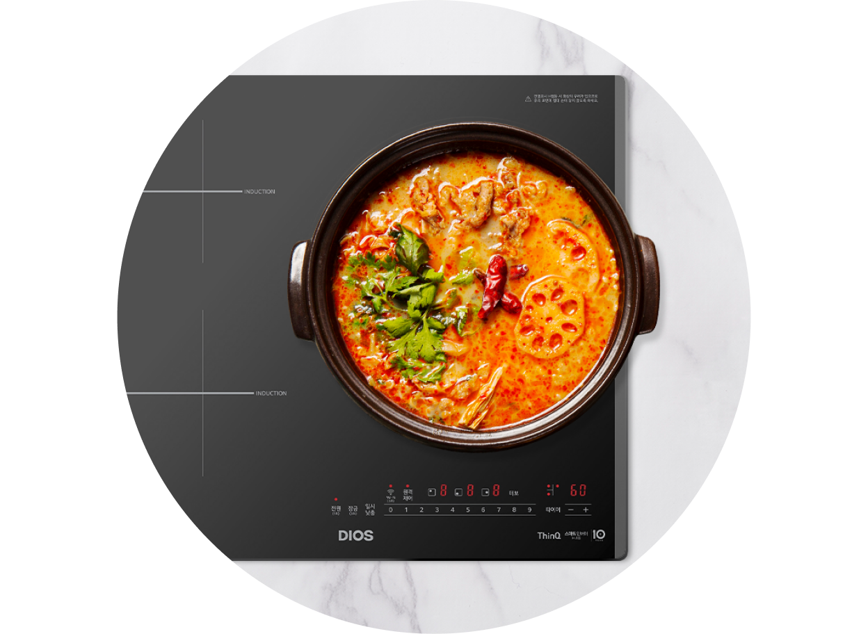 인덕션 화구 위에서 얼큰한 국물이 끓고 있는 요리의 모습