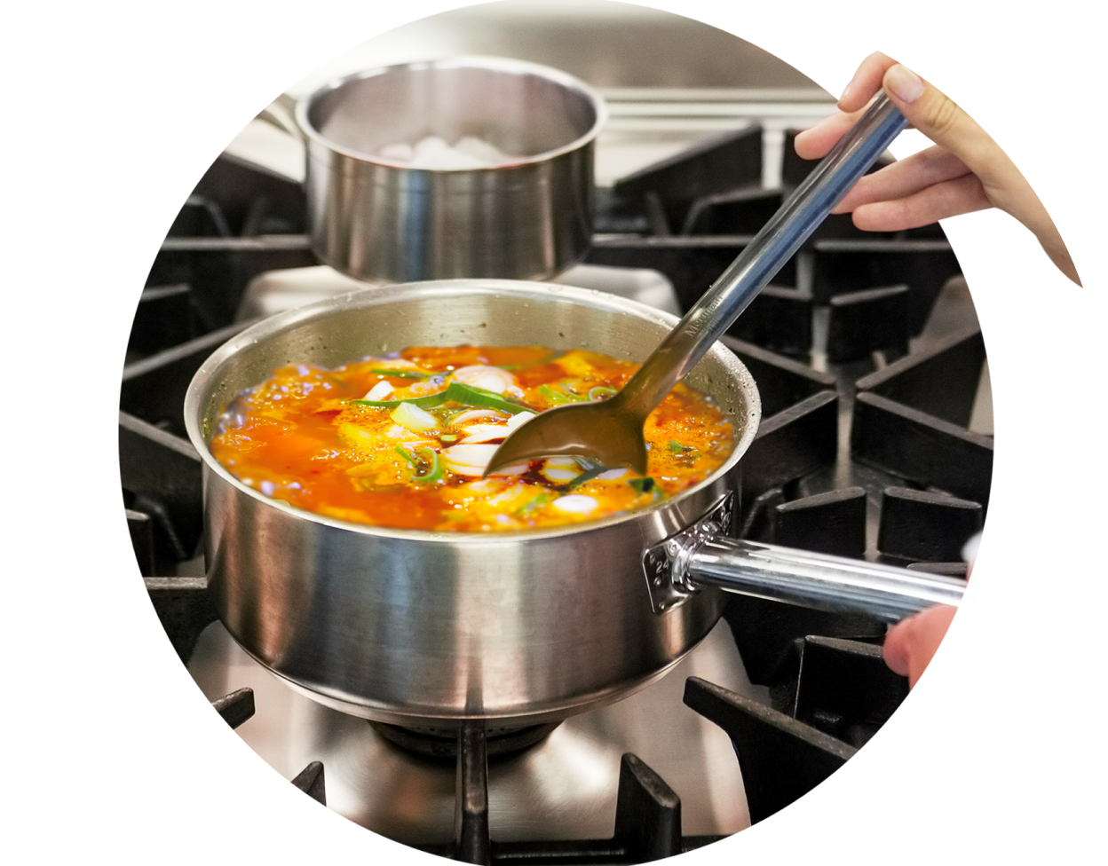 가스렌지 위에서 끓고 있는 찌개 이미지.