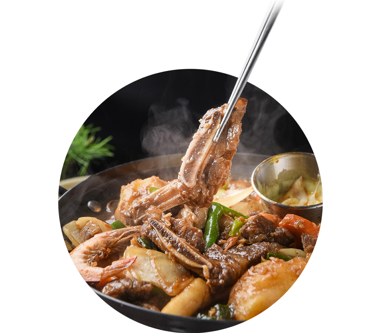 맛있게 익은 갈비찜이 냄비에 있고, 갈비찜 한 점을 젓가락으로 들어올리고 있는 모습