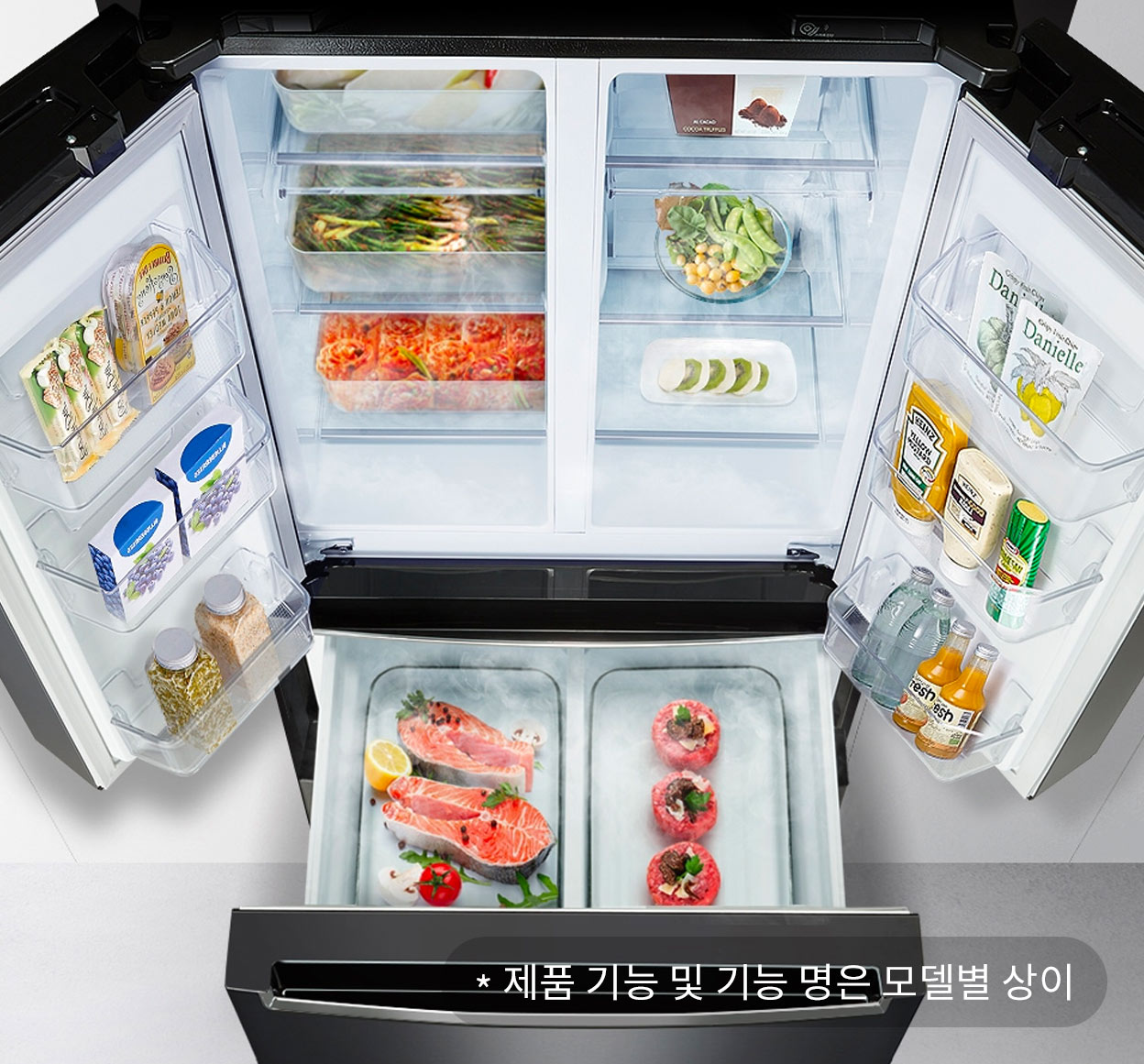 정리가 잘 되어 있는 활짝 열린 냉장고 내부 이미지 제품 기능 및 기능명은 모델별 상이