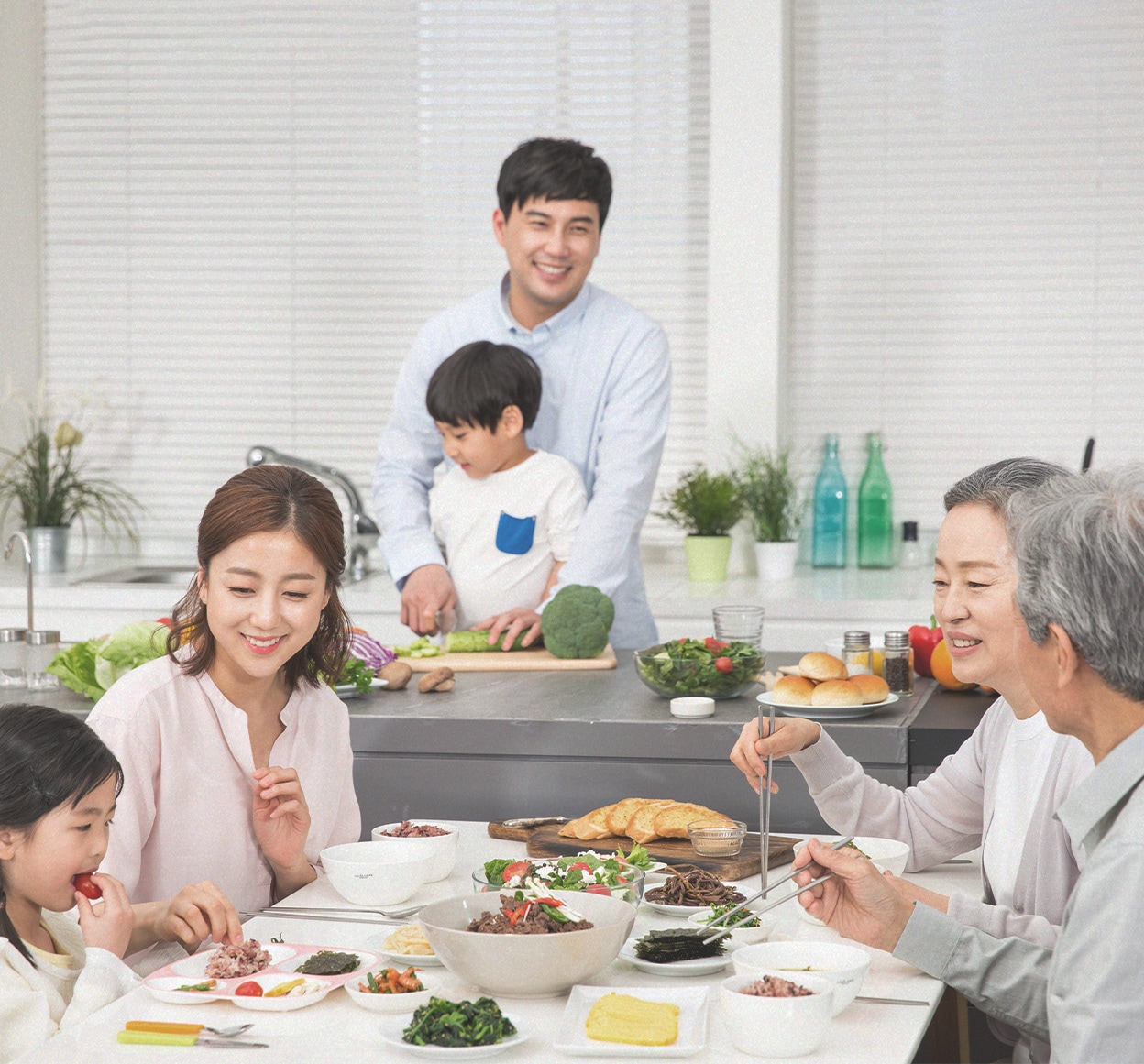 식탁에서 가족이 행복하게 식사를 하고 있는 모습