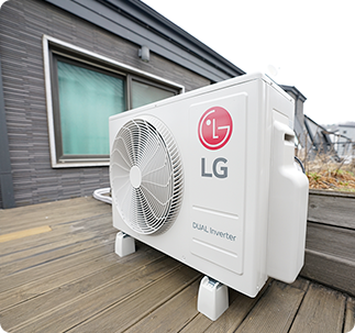 옥상 테라스에 설치된 LG 듀얼 인버터 실외기, 주변에 건물 창문이 보임