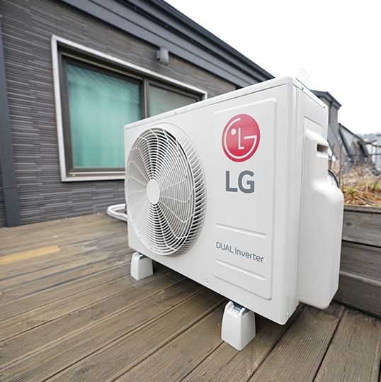 옥상에 놓인 LG 듀얼 인버터 실외기, 나무 데크 위에 배치됨