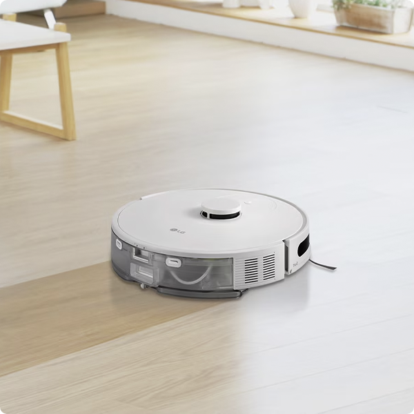 LG 로봇 청소기가 먼지 흡입과 물걸레 청소를 동시에 하는 것을 보여주는 이미지입니다.