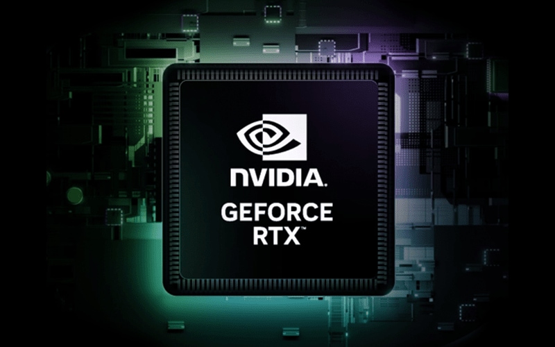 NVIDIA GEFORCE RTX 로고가 새겨진 반도체 칩이 중앙에 있음. 배경에는 초록색과 보라색 조명이 비치는 회로 기판이 보임.
