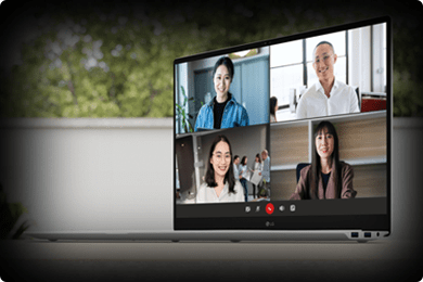 LG 노트북 화면에 화상 회의 중인 네 명의 참가자가 보임. 배경에는 창밖의 녹색 풍경이 흐릿하게 보이며, 화면 하단에는 화상 통화 인터페이스가 표시됨.