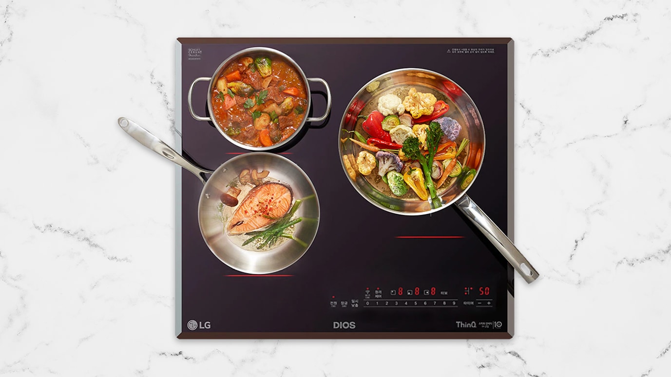 LG 디오스 인덕션 위에서 다양한 요리가 조리 중이며, 냄비에는 스튜가, 팬에는 연어 스테이크와 채소가 조리되고 있음