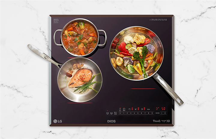 LG 디오스 인덕션 위에서 다양한 요리가 조리 중이며, 냄비에는 스튜가, 팬에는 연어 스테이크와 채소가 조리되고 있음