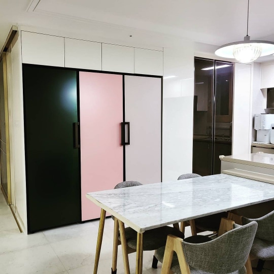 블랙과 핑크 조합의 세련된 디자인이 돋보이는 주방 가전