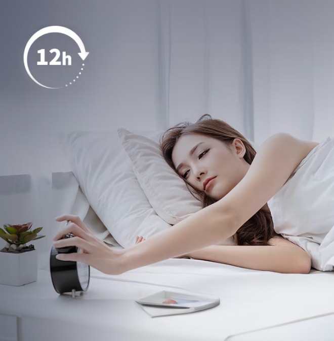 침대에 누워 자고 있는 여성의 모습과 함께, 에어컨이 작동 중이며 상단에 12시간 타이머 아이콘이 표시된 이미지.