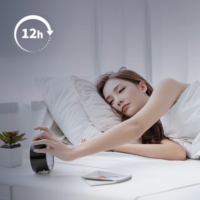 침대에 누워 자고 있는 여성의 모습과 함께, 에어컨이 작동 중이며 상단에 12시간 타이머 아이콘이 표시된 이미지.
