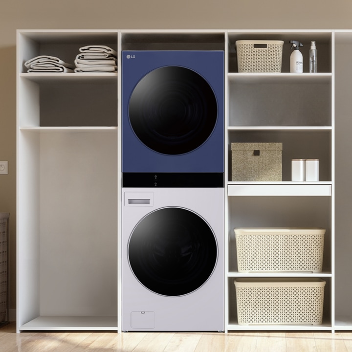 깔끔하게 정리된 세탁실로, 중앙에 세탁기와 건조기가 세로로 배치되어 있고 주변에 수납 선반이 있음