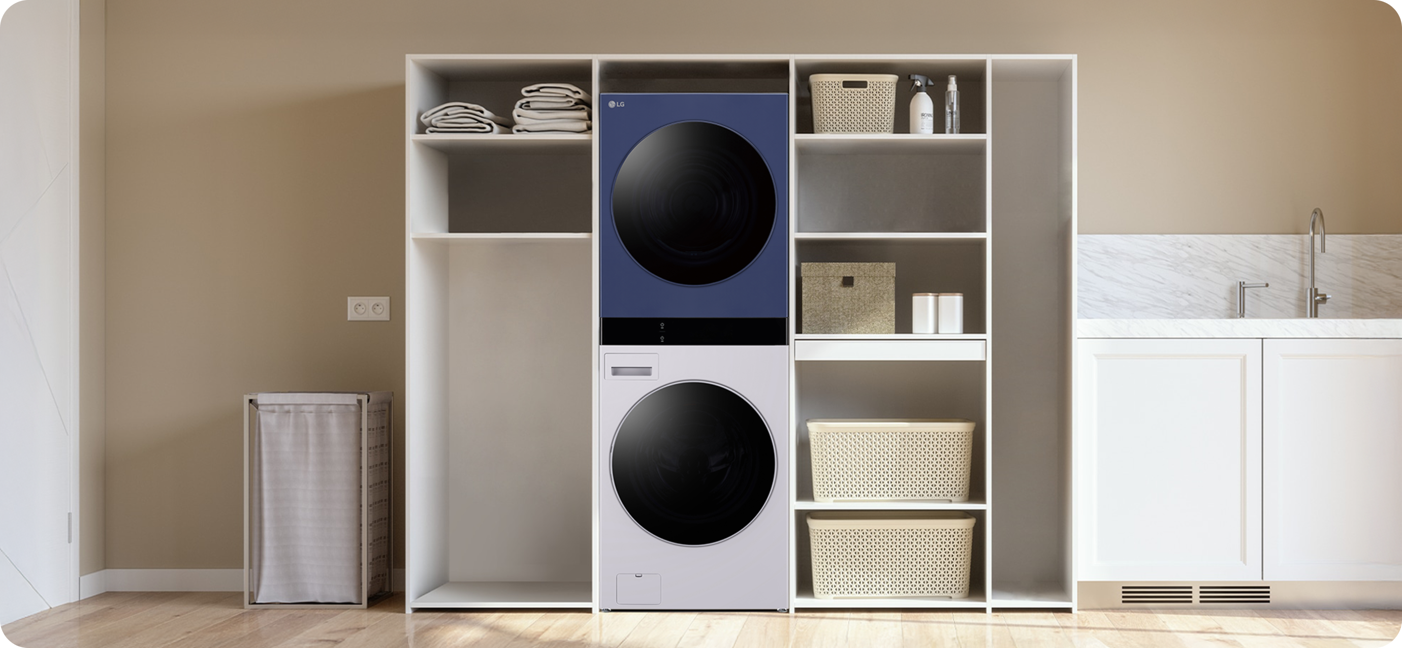 깔끔하게 정리된 세탁실로, 중앙에 세탁기와 건조기가 세로로 배치되어 있고 주변에 수납 선반이 있음