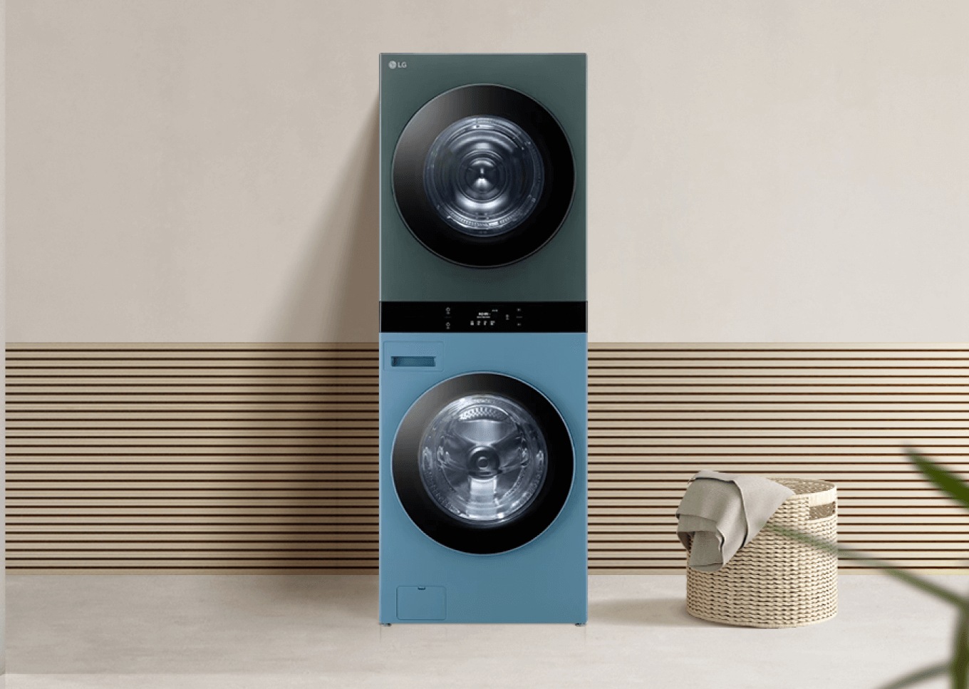 LG 워시타워 제품이 우드 인테리어 벽이 있는 세탁 공간에 배치된 모습. 상단은 다크 그린, 하단은 블루 컬러로 디자인됨. 옆에는 라탄 바구니가 놓여 있음.