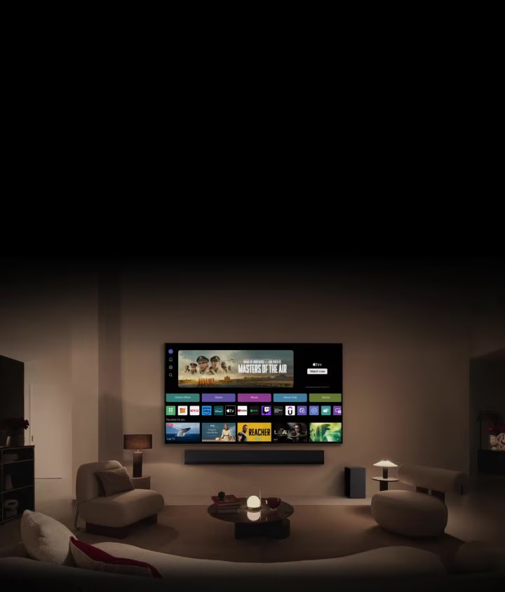 마스터스 오브 더 에어' 배너 위로 홈오피스, 게임, 뮤직 카테고리를 보여주는 TV 화면이 클로즈업에서 거실 벽 설치 장면으로 줌아웃. TV화면에는 LG채널, 넷플릭스, 프라임비디오, 디즈니플러스, 애플TV+, 유튜브, 스포티파이, 트위치, 지포스나우 및 유데미 앱 로고 표시.