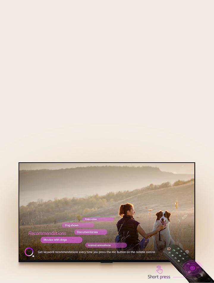 TV 화면 속 들판에 앉아있는 여성과 개의 이미지. 화면 하단에 '리모컨 마이크 버튼을 눌러 키워드 추천을 받으세요' 문구가 표시됨. 분홍색 바는 추천으로 다음과 같은 키워드를 보여줌: 강아지 쇼, 동물 애니메이션, 다큐멘터리, 강아지와 함꼐하는 영화, 휴식. TV 앞에는 네온보라색 원이 마이크 버튼 주변에서 빛나고 있는 인공지능 리모컨이 TV를 가리키고 있음. 손가락으로 버톤을 누르는 그래픽과 함께 '짧게 누르기' 문구가 보여짐.