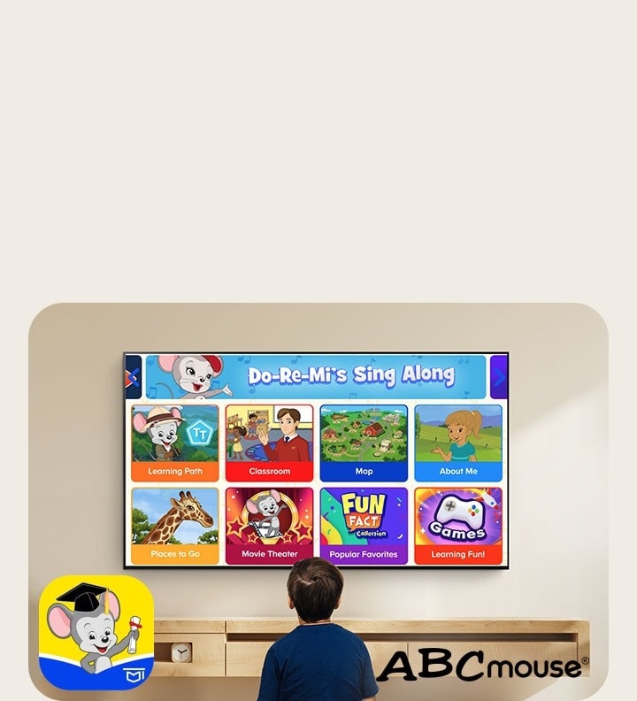 앉아서 ABCmouse로 교육 컨텐츠를 보는 어린 아이.