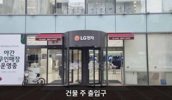 은평서비스센터의 대로 앞, 건물 중앙에 출입구가 있습니다. 왼쪽은 자동문, 중앙에는 회전문, 오른쪽은 여닫이문이 있습니다.