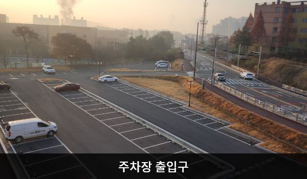 이천서비스센터의 건물 뒤쪽에 지상 주차장이 있습니다. 건물 오른쪽으로 들어가시면 좌측에 주차장 출입구가 있습니다. 출입구 오른쪽에 'P'라는 글자가 적힌 입간판이 있습니다.