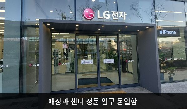 김해서비스센터의 대로 앞, 건물 중앙에 자동문 출입구가 있고, 문 앞에 점자블록이 있습니다. 여닫이문을 열고 들어간 후에 문이 한 번 더 있습니다.