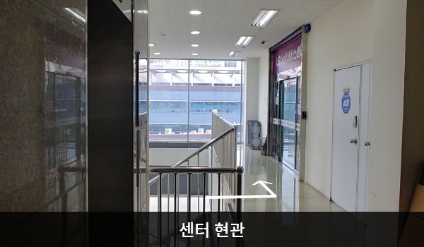 통영서비스센터의 3층 엘리베이터를 내리시면 왼쪽에 철봉 손잡이가 있는 계단이 자리 잡고 있습니다. 왼편으로 오시면 오른쪽에 서비스센터 자동문 현관이 있습니다. 문 위쪽 큰 간판에 'LG BEST 서비스센터'라고 적혀 있습니다.