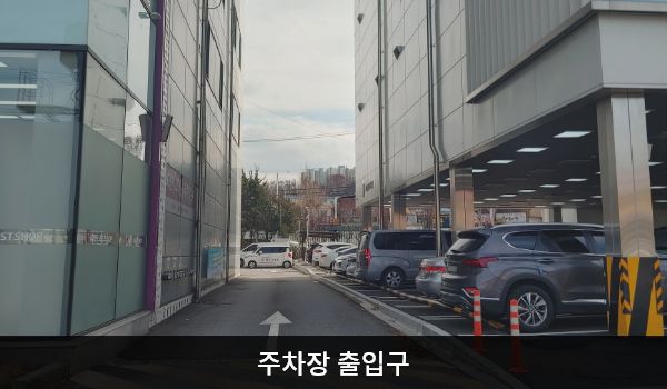 원주서비스센터의 건물 오른쪽으로 꺾으면 뒤편 지상 주차장 출입구가 있습니다. '고객전용주차장'이라고 쓰인 곳입니다.