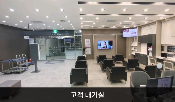 진주서비스센터의 현관문으로 들어오시면 왼쪽에 고객 대기실이 있습니다. 앉아서 대기하실 수 있는 의자가 마련되어 있습니다. 대기 중 이용하실 수 있는 정수기와 커피도 준비되어 있습니다.