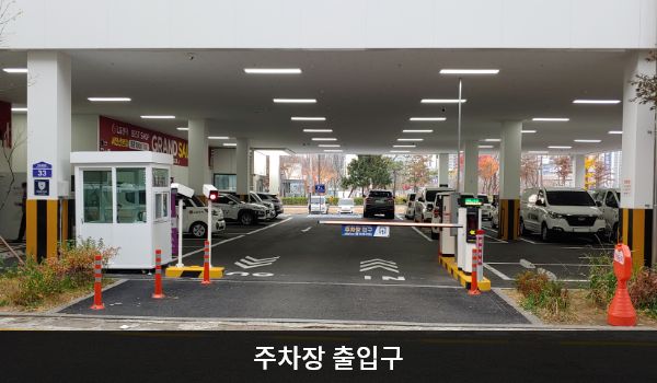 서안산서비스센터의 건물 옆에 위치한 주차장 입구로 들어오시면 건물 바로 아래와 안쪽에 지상 주차장이 있습니다. 오른쪽에 건물 출입문과 주차장이 함께 있습니다.