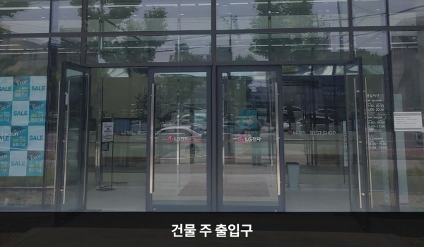 포항서비스센터의 대로 앞, 건물 중앙에 여닫이문 출입구가 있습니다. 나란히 여닫이문이 2개 있으며, 문 앞에 점자블록이 있습니다. 여닫이문을 열고 들어간 후에 문이 한 번 더 있습니다.