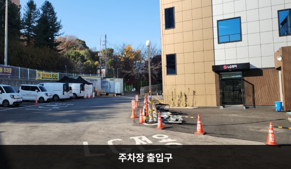 김포서비스센터의 건물 바로 앞 'P 고객주차장' 간판과 함께 지상 주차장이 있습니다. 건물 뒤편 주차장을 통해 들어오시면 엘리베이터가 더 가까이에 있습니다. 1층 건물 안으로 들어오시면 계단 옆에 엘리베이터 이용 방향을 알려주는 안내문이 있습니다.