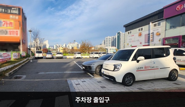 경주서비스센터의 건물 왼쪽으로 꺾으면 지상 주차장 출입구가 있습니다. 'P', '고객전용주차장'이라고 쓰인 곳입니다. '