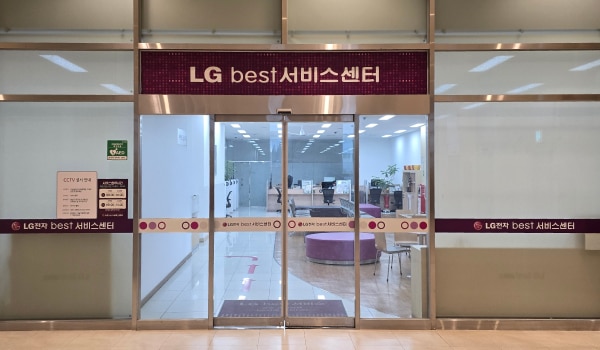 서대전서비스센터의 2층 서비스센터에 들어오시면 '서비스 접수코너'가 있습니다. 접수 코너에는 셀프 접수기가 있습니다.