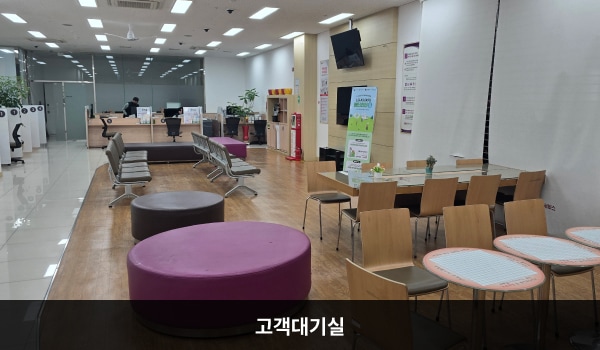 서대전서비스센터의 서비스센터 안에는 앉아서 대기하실 수 있는 의자가 마련되어 있습니다.