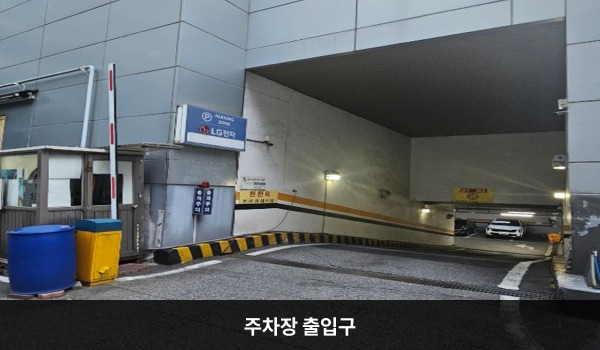 둔산서비스센터의 건물 지하에 주차장이 있습니다. 'P'라는 글자가 크게 적힌 보라색 입간판 우측으로 주차장 출입구가 있습니다. 나오는 차량에 주의하며 천천히 진입해 주세요.