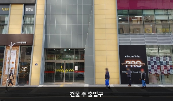 창원서비스센터의 건물 정면에 자동문 출입구가 있으며, 문 앞에 점자블록이 있습니다. 에스컬레이터와 엘리베이터를 7층까지 운행하고 있습니다. 또한 건물 정면 1층에 베스트샵 출입문이 있으므로 이곳을 통하여 2층 서비스센터로 이동도 가능합니다.