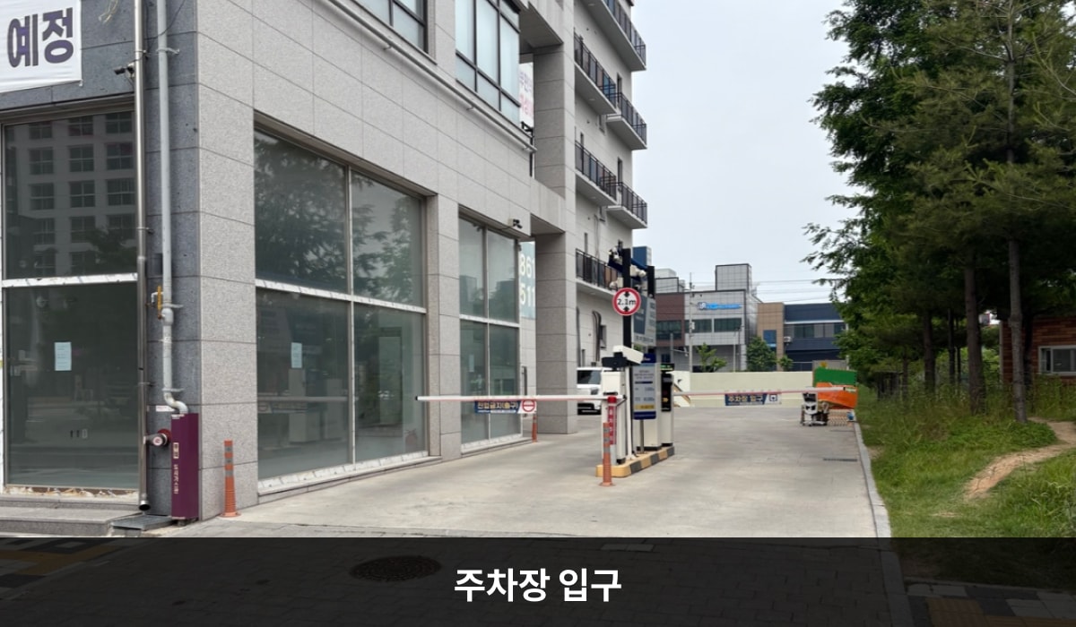 남인천서비스센터의 건물 뒤쪽에 지상 및 지하 주차장이 있습니다. 출입구를 기준으로 건물 오른쪽으로 꺾은 후 건물 끝 왼쪽에 주차장 출입구가 있습니다. 차량 제한 높이는 2.1m입니다. 서비스센터에서 업무 보신 후 직원에게 문의해 주시면 무료 주차 도와드리겠습니다.