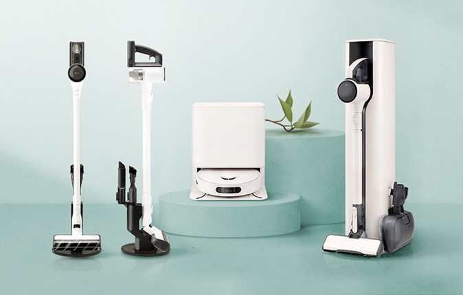 민트색 파스텔톤 배경에 LG 코드제로 스틱 청소기, 로봇 청소기, 올인원타워 등 다양한 종류의 청소기가 진열되어있음