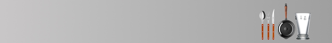 우측 커트러리, 후라이팬, 유리잔 배치된 이미지