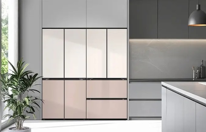 회색톤 인테리어 주방에 연한 핑크색 핏앤맥스 냉장고가 배치되어있습니다