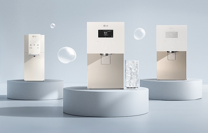 차분한 배경에 LG 퓨리케어 정수기 세 대가 각각의 원형 단상 위에 놓여 있고, 유리컵에 담긴 얼음과 물방울이 청량하고 깨끗한 느낌을 더하는 이미지입니다