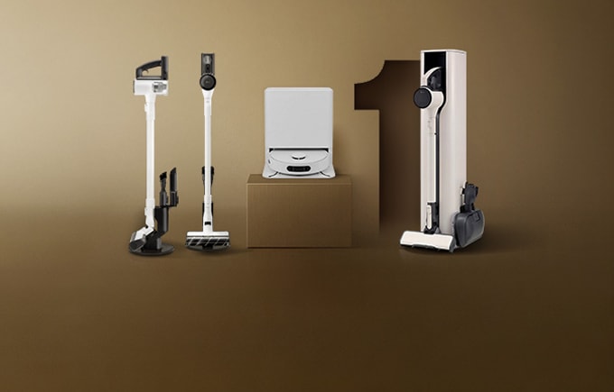 LG 무선 청소기와 로봇 청소기, 전용 거치대가 함께 전시되어 있으며, 고급스러운 브라운 톤 배경 이미지